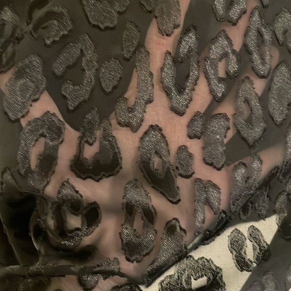 Express Women Tunic XS Black Semi Sheer Animal Print Monochrome Contemporary - Picture 8 of 16